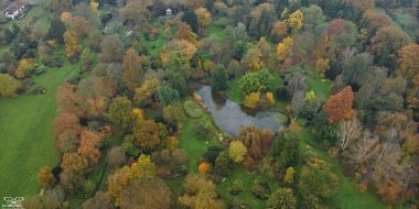 luchtbeeld van Arboretum Kalmthout in de herfst, met grote vijver