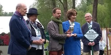 Uitreiking van de Worshipful Company of Gardeners Award aan Abraham Rammeloo tijdens de Journées des Plantes in Chantilly op 17 mei 2019, Margaret Holland Prior overhandigt de wisselbeker aan Abraham Rammeloo, conservator-directeur van Arboretum Kalmthout.